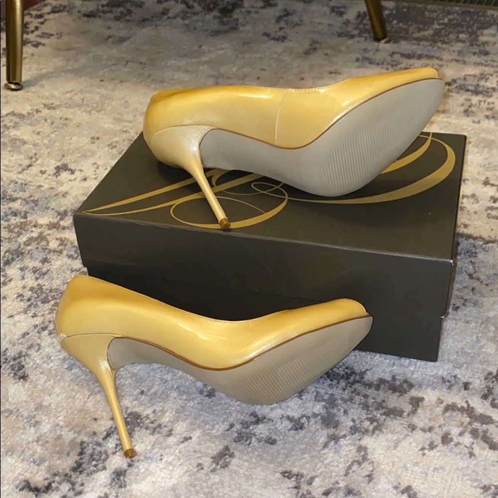 Shoes - Picture 6 of 8